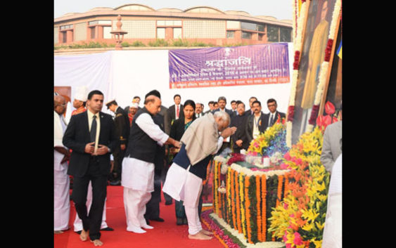 The Prime Minister, Shri Narendra Modi paying tributes to Dr. Babasaheb Ambedkar on his Nirvan Divas, in New Delhi on December 06, 2016.
The Union Home Minister, Shri Rajnath Singh is also seen.